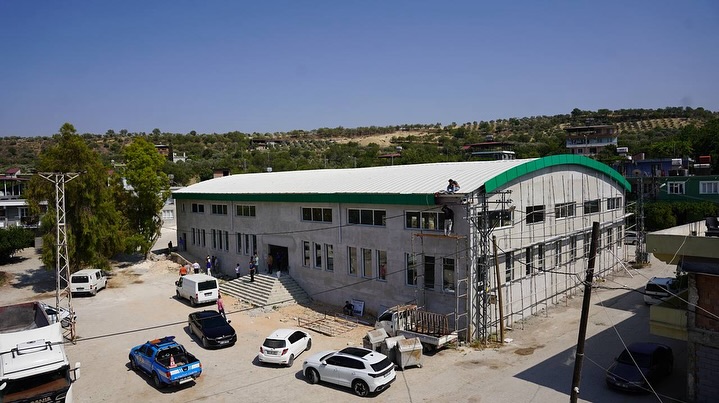 Altınözü’nün 3 mahallesinde çok amaçlı salon inşaatı sürüyor!