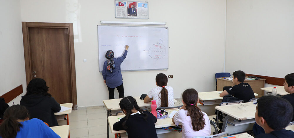 HBB, Öğrencileri yalnız bırakamıyor!